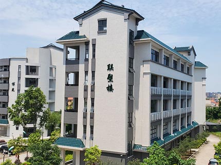 中国腾博官网诚信为本捐资助学，助力龙山中学焕发新辉